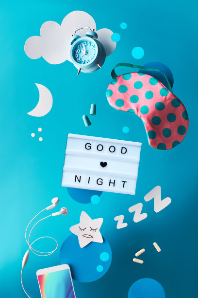 健康夜间睡眠创意概念与文字“睡眠质量”的灯板。飞行或悬浮物体:睡眠面罩，闹钟，耳机，耳塞和药丸。纸月亮星星和云。图片下载