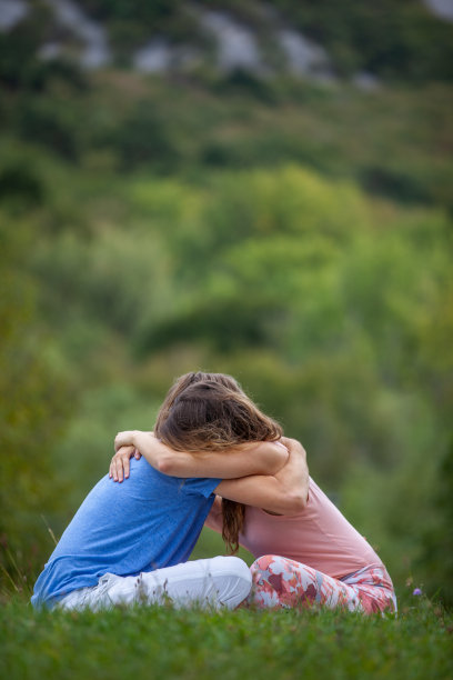年轻情侣在冥想结束时拥抱图片下载