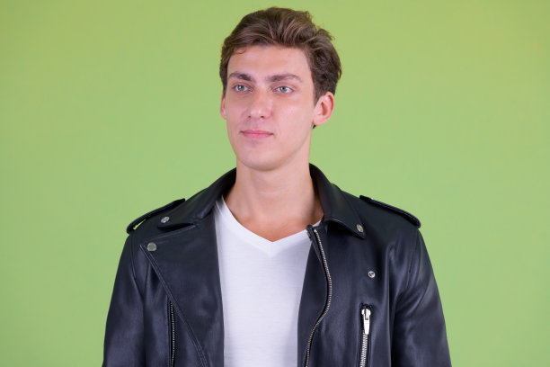 面对年轻英俊的叛逆男人思考图片下载