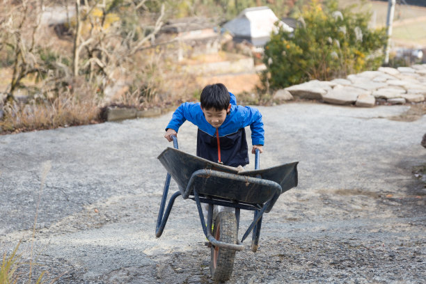 日本小孩工作。图片下载