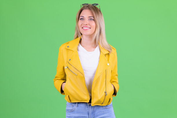 快乐年轻美丽叛逆的金发女人思考图片下载