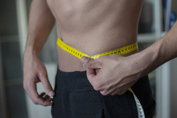 测量身体重量。图片下载