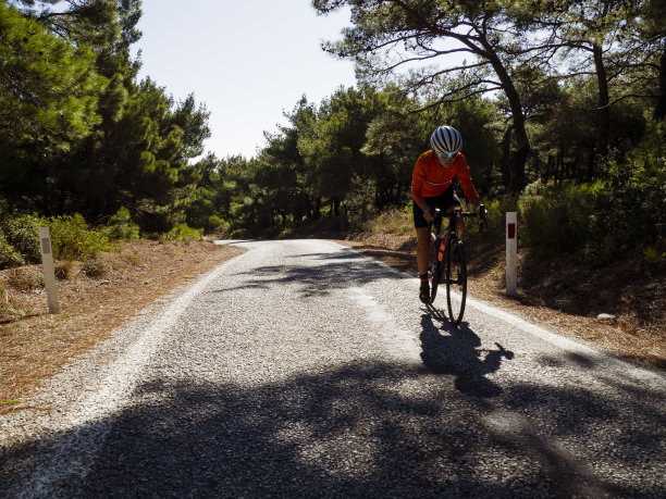 女子骑公路自行车图片下载