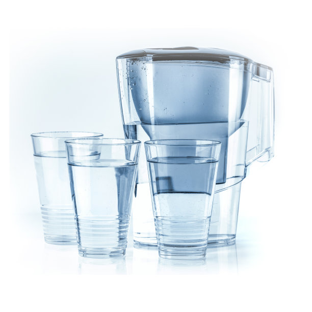 滤水罐与装满水的玻璃杯在白色的背景图片下载