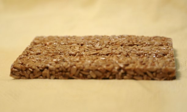 用糖把新鲜种子压成块状图片下载