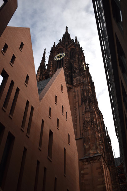 法兰克福大教堂耸立在现代建筑之上图片下载