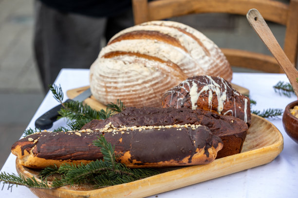 圣诞食物的桌子上装饰着圣诞树图片下载