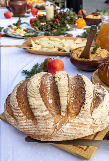 圣诞食物的桌子上装饰着圣诞树图片下载