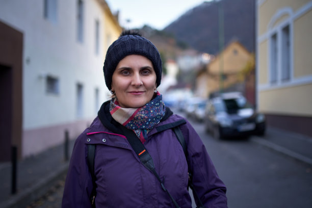 女人特写户外，城市环境图片下载