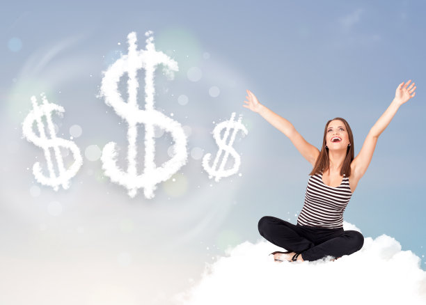 年轻女子坐在云上，旁边是云美元标志图片下载