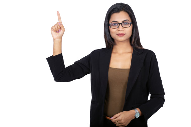 一幅自信的印度女商人在白色背景下指着文案空间的肖像图片下载