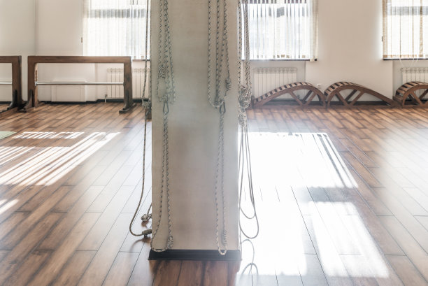 瑜伽绳挂在工作室的墙上。Iyengar瑜伽道具图片下载