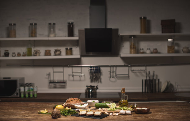 厨房桌上放着新鲜的酸奶黄瓜酱图片下载