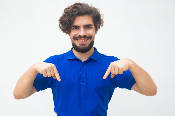 快乐快乐的家伙用手指向下图片下载