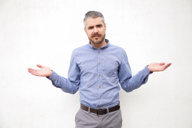 困惑的无头绪的男人耸了耸肩图片下载