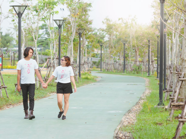 相爱的亚洲夫妇享受在公园的幸福时刻。幸福浪漫的亚洲夫妇在爱和有乐趣。图片下载