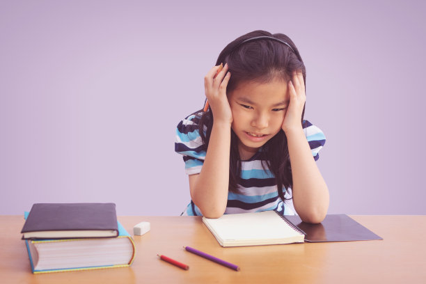 又烦又累的亚洲女学生在做作业图片下载