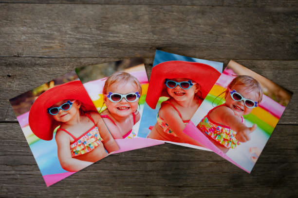 相簿上放着纪念怀旧的夏日旅行旅行的木桌。图片下载