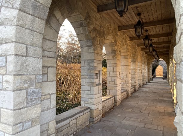 黄昏时的教堂拱门图片下载