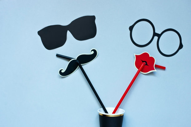 顶视图的有趣的派对纸配件的颜色背景图片下载