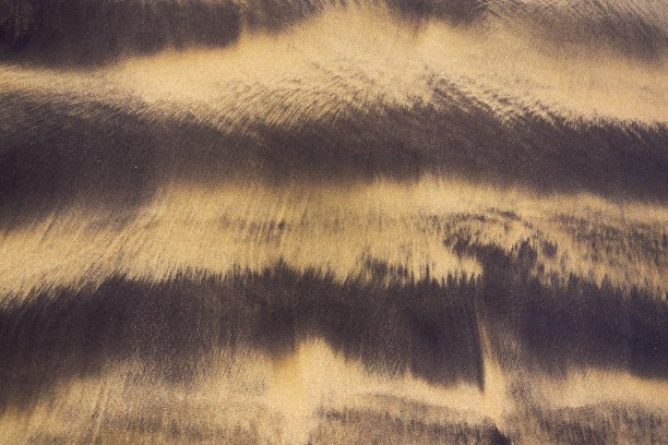 抽象的形状在海边的湿沙子，黄色的颗粒与黑色的颗粒火山灰，禅宗的背景，和谐和冥想的概念，平铺顶视图，复制空间图片下载