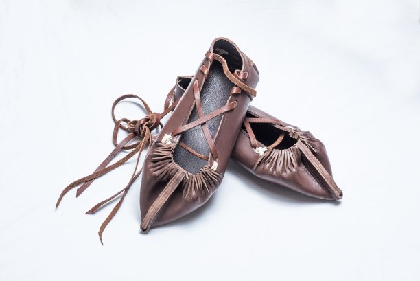 Opinci是罗马尼亚传统手工制作的民族服饰皮鞋图片下载