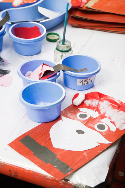 彩色手工纸装饰圣诞老人图片下载