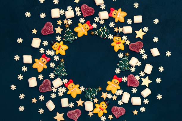 可爱的圣诞背景与圆形框架的文字，姜饼人，棉花糖，雪花，圣诞树在一个黑暗的背景图片下载