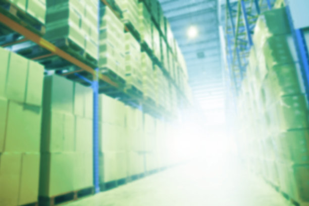 高大货架上模糊的仓库和货物托盘图片下载