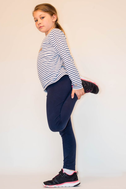 小女孩在做体操伸展运动图片下载