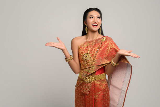 穿着泰国服装的女人，有一个手的象征图片下载