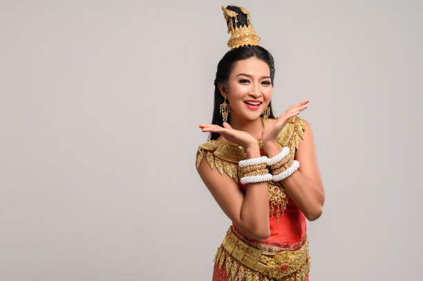 穿着泰国服装的女人，有一个手的象征图片下载