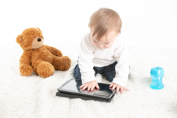 宝宝，泰迪熊和平板电脑图片下载