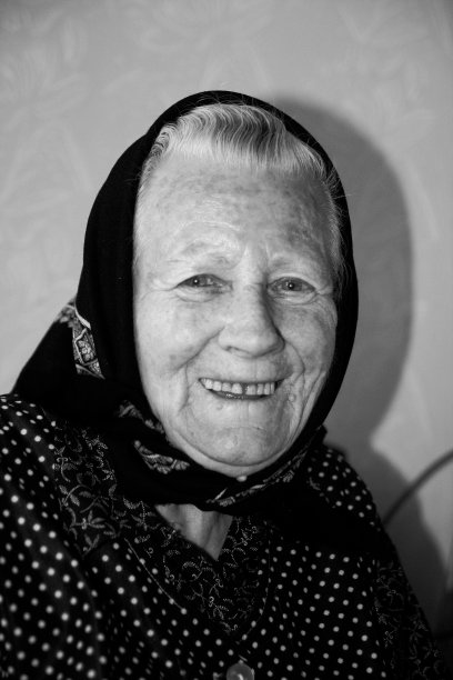 一个快乐的，微笑的肖像老太太，奶奶，老穿着传统的，欧洲的习惯，衣服，服装。图片下载