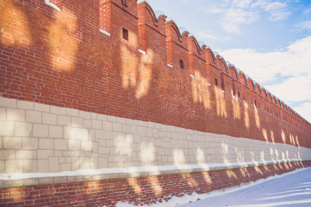 有城垛和孔洞的外砖墙一直延伸到远处图片下载