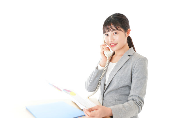 年轻的女商人在办公室使用商务电话图片下载