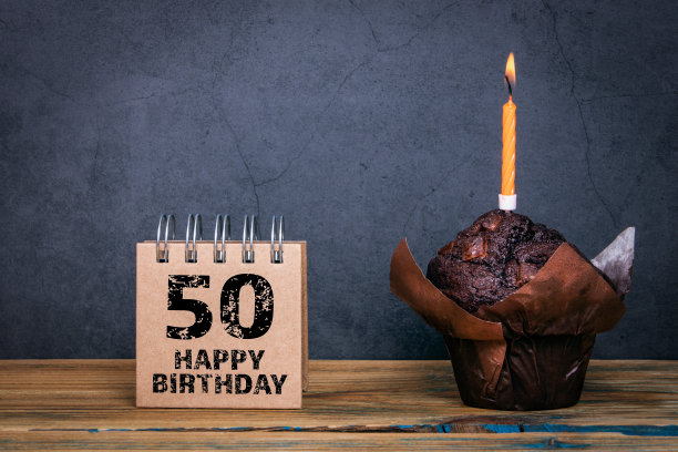 50岁生日快乐。贺卡，派对，庆祝和邀请的概念图片下载