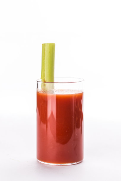 用芹菜装饰的玻璃制的血腥玛丽酒精鸡尾酒，在白色背景上孤立图片下载