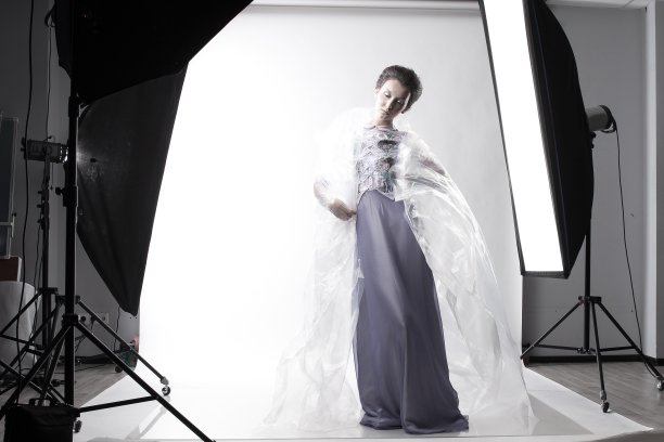 一个穿着透明斗篷的时尚女人的肖像。图片下载