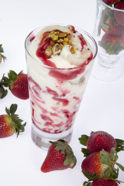 美味的草莓奶昔;照片上的白色背景。图片下载