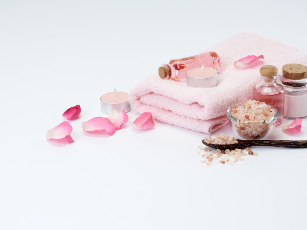 水疗美容集，玫瑰精油提取，喜马拉雅粉色盐在白色的背景图片下载