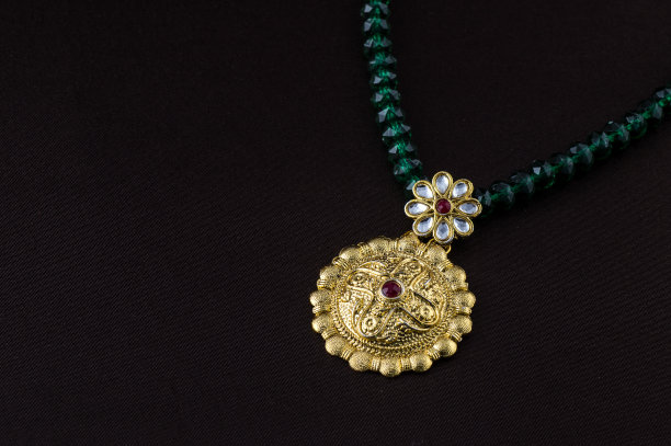 印度传统珠宝，悬挂在黑色背景上的特写图片下载