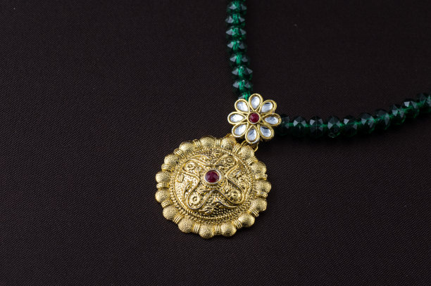 印度传统珠宝，悬挂在黑色背景上的特写图片下载