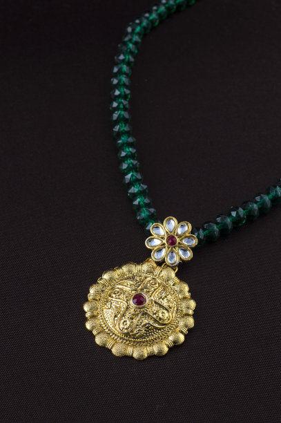 印度传统珠宝，悬挂在黑色背景上的特写图片下载