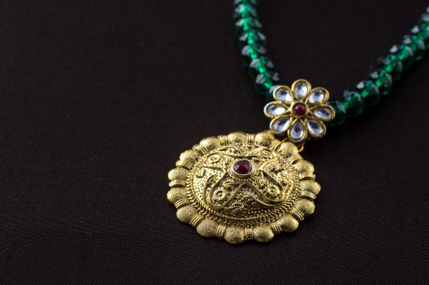 印度传统珠宝，悬挂在黑色背景上的特写图片下载