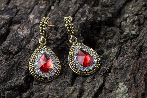 一对耳环上的木制背景图片下载