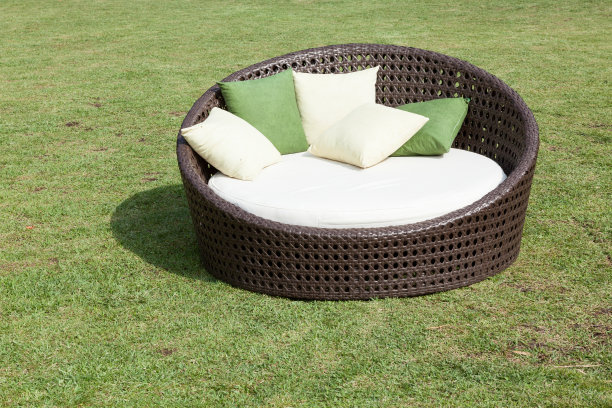 舒适的花园椅子与坐垫照片自然环境。图片下载