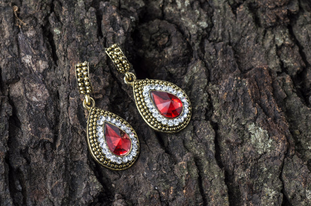 一对耳环上的木制背景图片下载