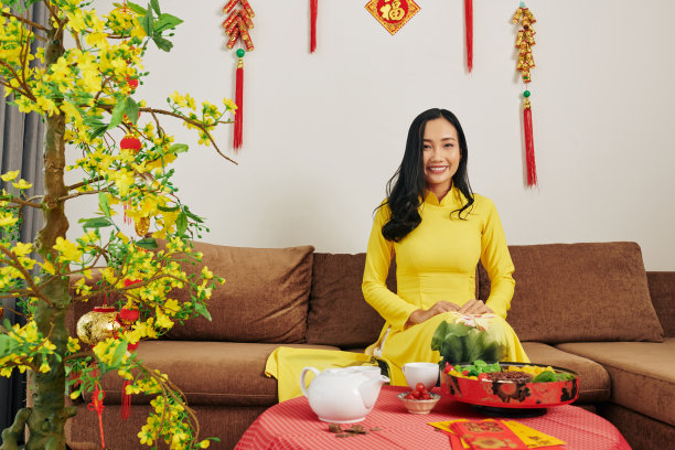 妇女庆祝农历新年图片下载