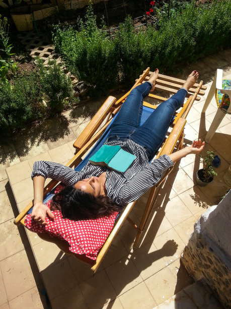 在春天的阳光下打盹的女孩图片下载